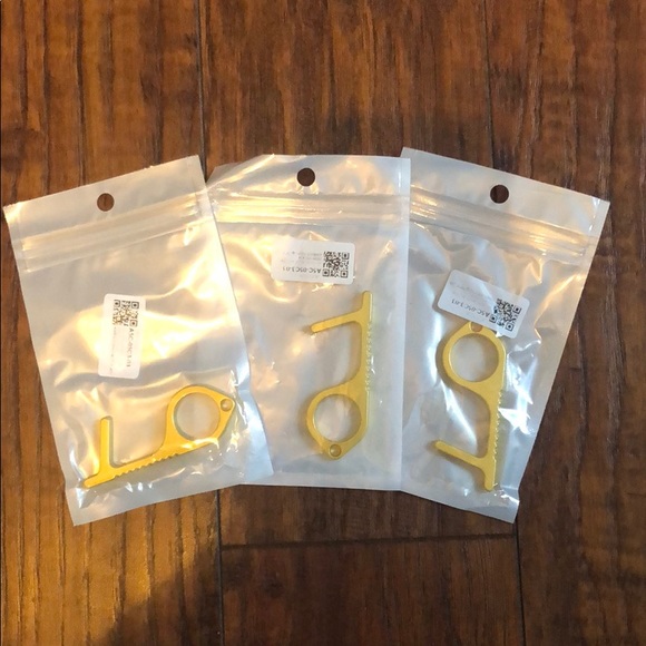 New 3 Pack No Touch Key Ring in Gold - Picture 5 of 7